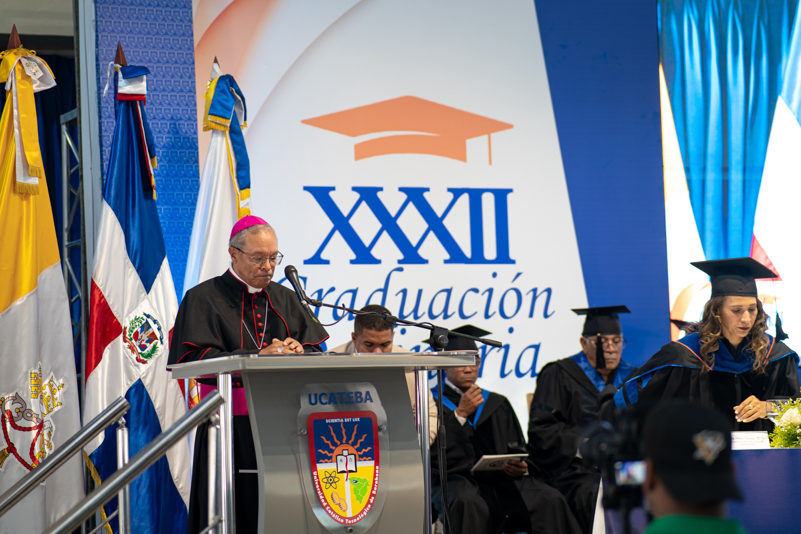 Monseñor Faustino Burgos Brisman durante la invocación