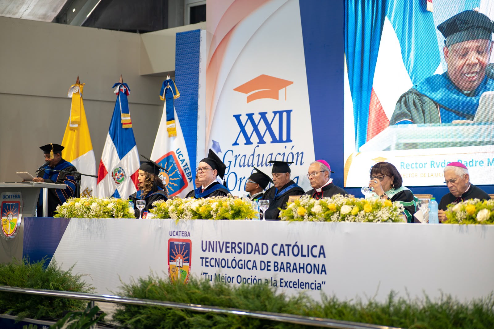 Autoridades durante la XXXII Graduación Ordinaria de la UCATEBA